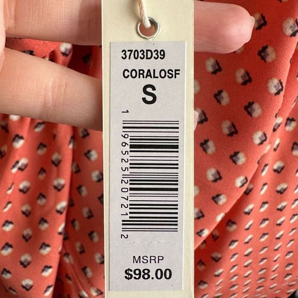 NWT Max Studio Short Sleeve Crepe Blouse Rose Open Stem Flower - Picture 13 of 13